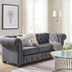Divano Chesterfield trapuntato con braccioli arrotolati