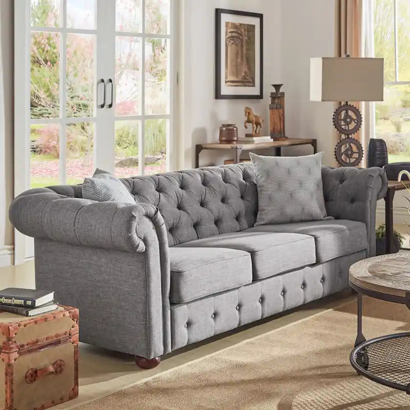 Divano Chesterfield trapuntato con braccioli arrotolati
