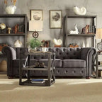 Divano Chesterfield trapuntato con braccioli arrotolati