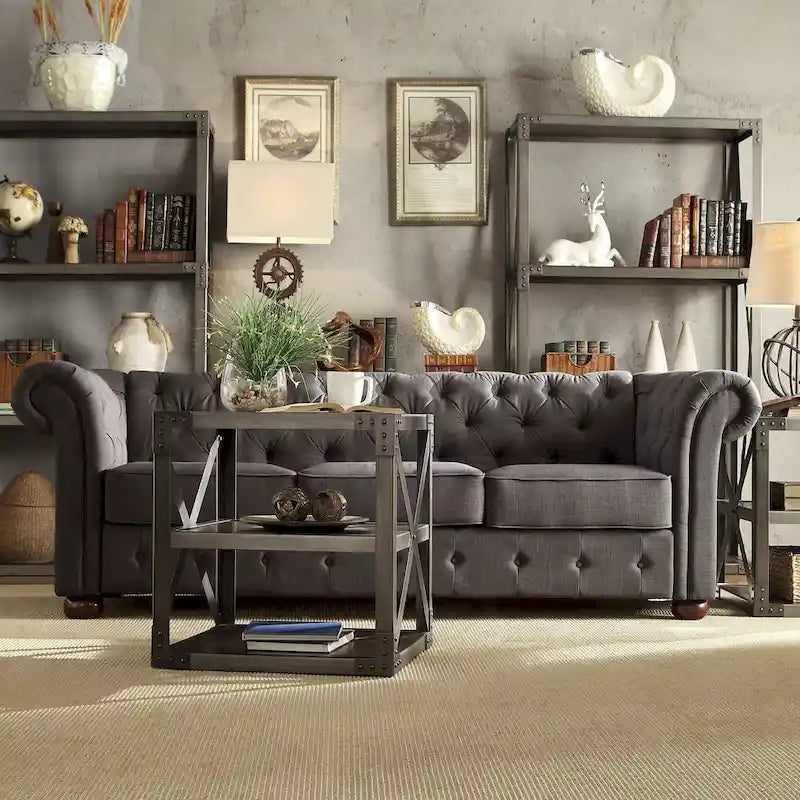 Divano Chesterfield trapuntato con braccioli arrotolati