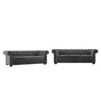 Divano Chesterfield trapuntato con braccioli arrotolati